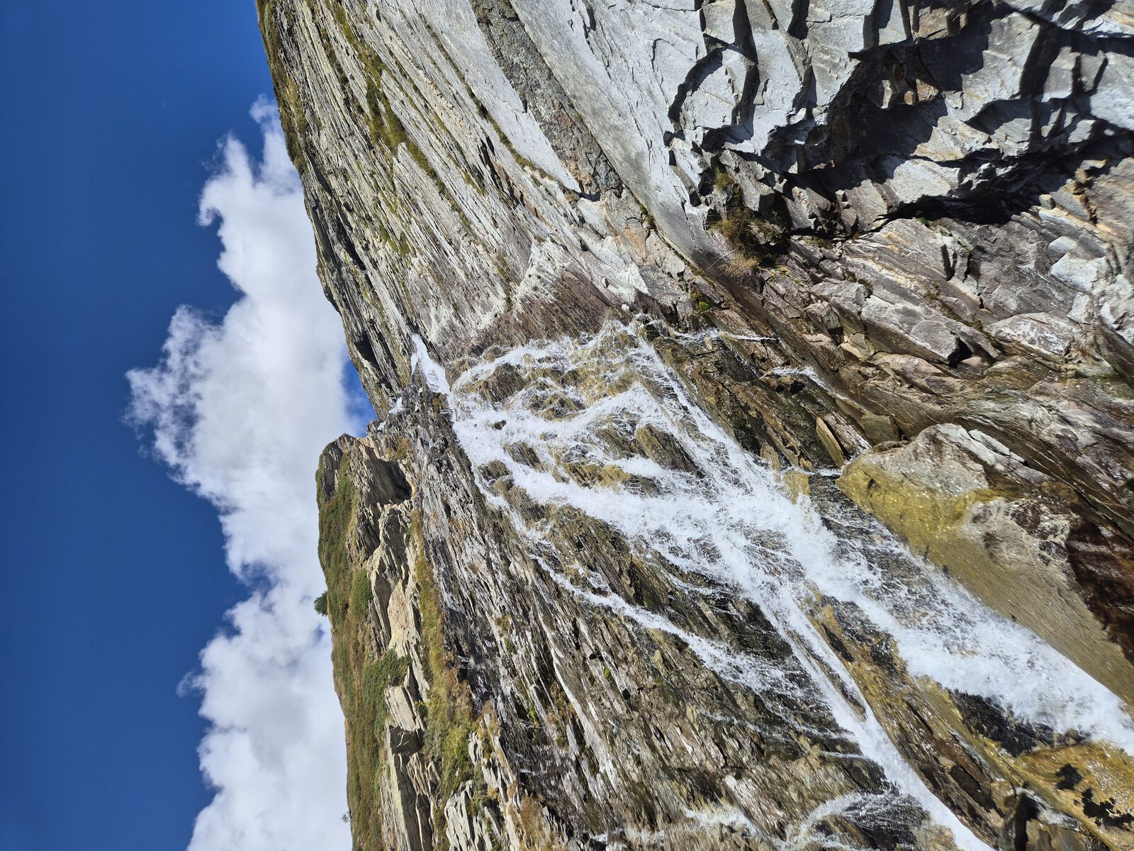 Une cascade dévalant la roche, typique des sentiers d'altitude