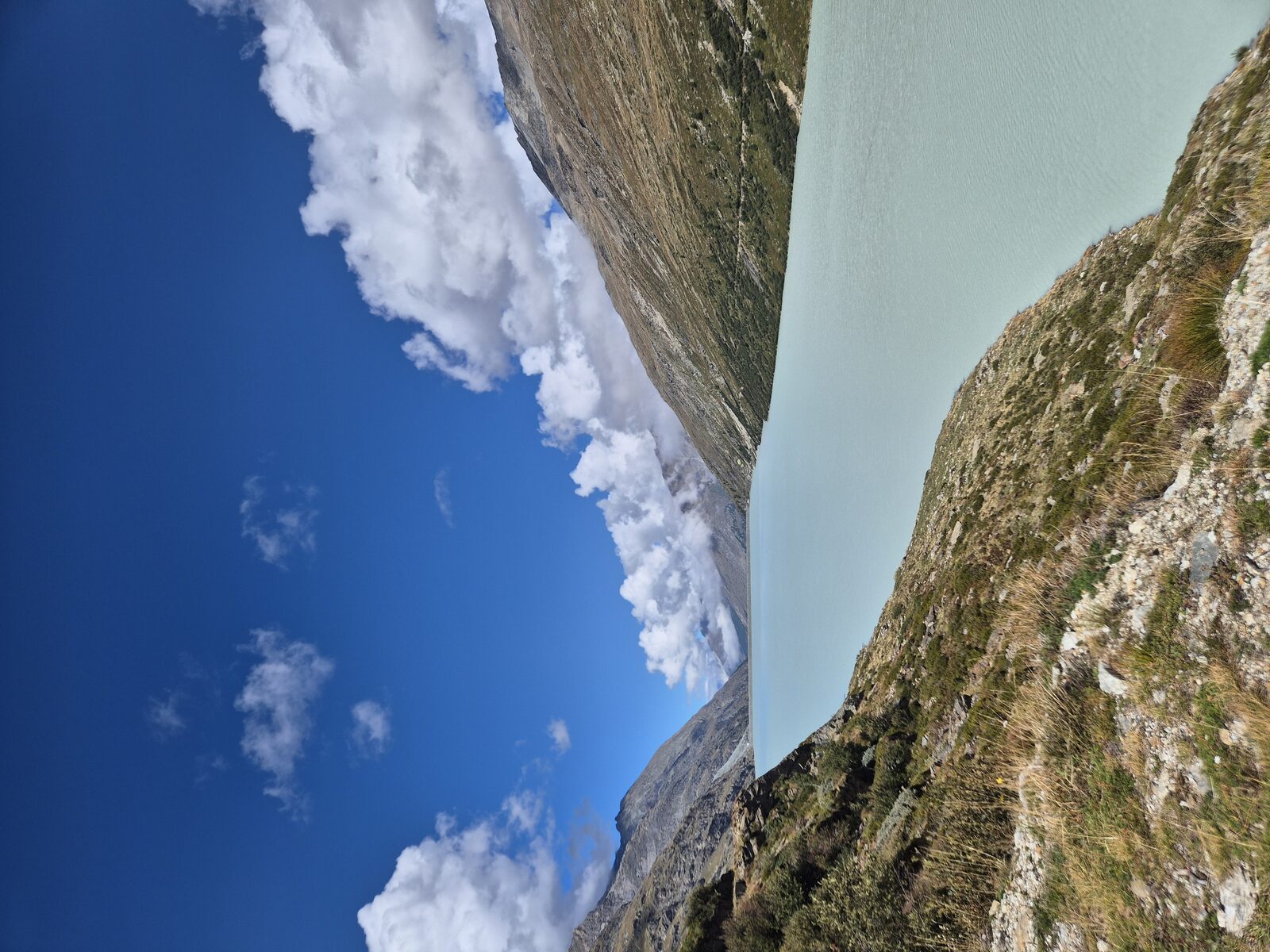 Le lac de retenue aux eaux turquoise, sur les hauteurs de la vallée