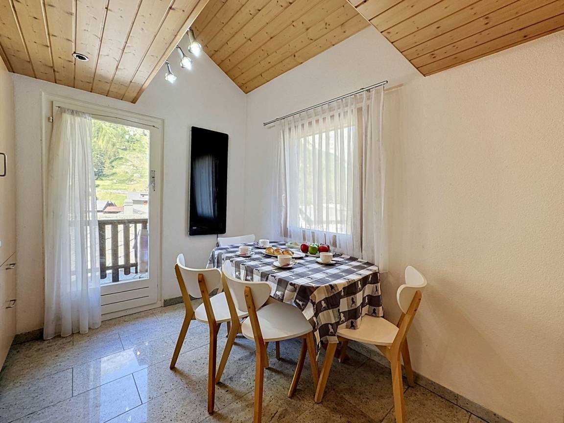 Coin repas avec accès direct au balcon