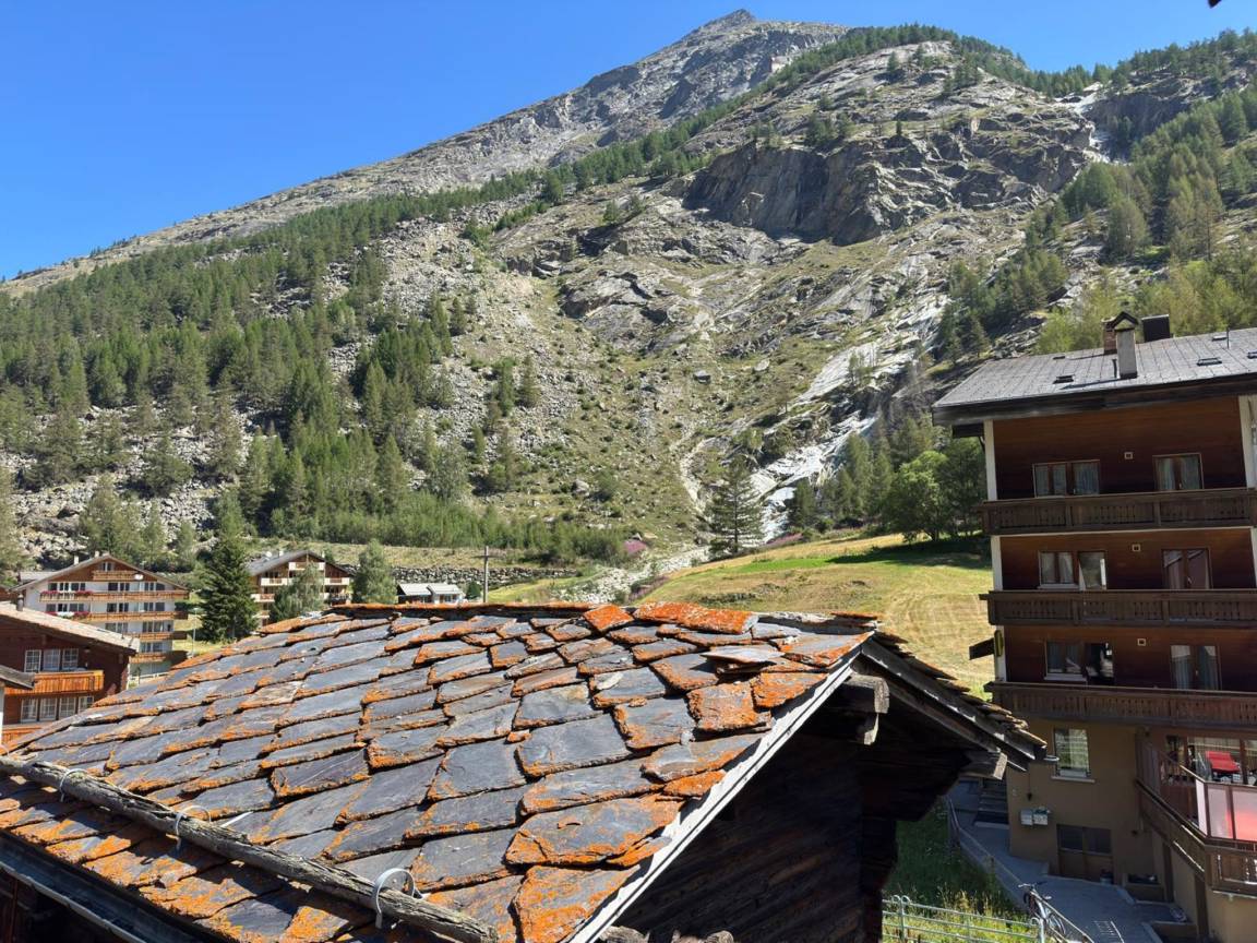 Vue sur les toits et les montagnes de Saas-Almagell